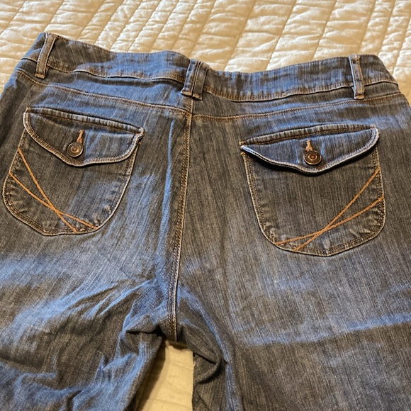 Women’s jean capris. 12P. Medium wash. - Picture 5 of 6